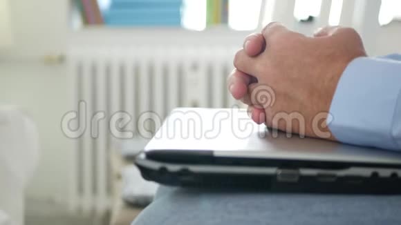 商务人员坐在会议上与笔记本电脑在膝盖上的紧张视频的预览图