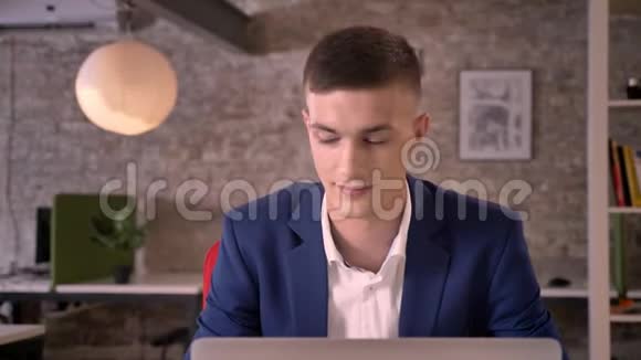 年轻可爱的商人正在笔记本电脑里看着喝着咖啡交流观念商业观念做梦视频的预览图