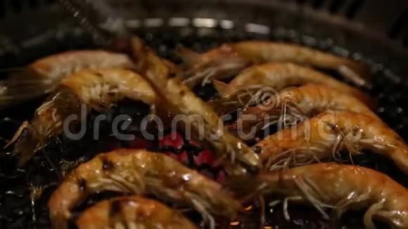 在一家中国餐馆的煤气烤架上烤鲜虾视频的预览图