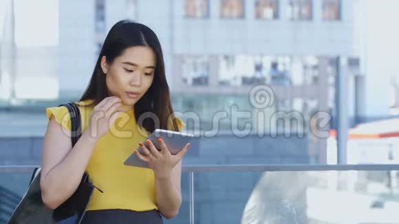 亚洲商界女性与平板电脑跳跃喜悦视频的预览图