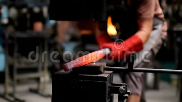 铁匠用锤击机锻造熔化的金属视频的预览图