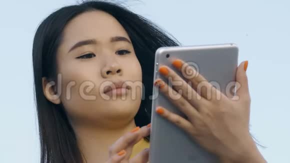 带触摸板的亚洲商务女性视频的预览图