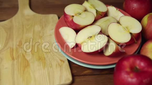 把苹果放在木桌上的盘子里视频的预览图