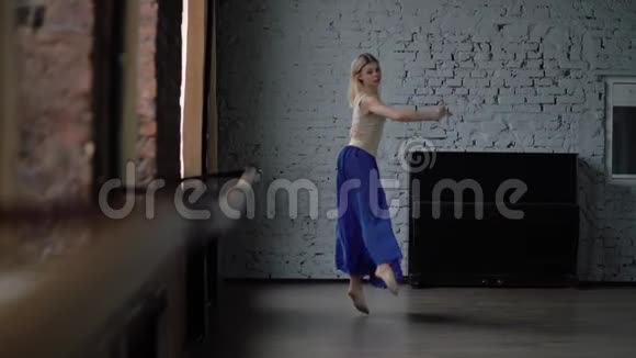 金发舞者跳跃旋转慢动作视频的预览图