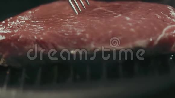 在煎锅里煎牛排视频的预览图