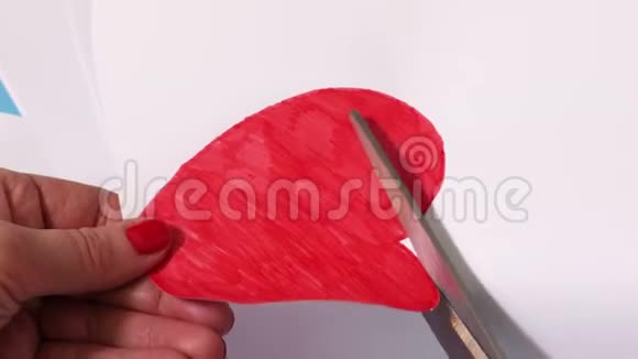 女人用剪刀剪心形视频的预览图