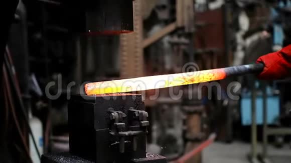 铁匠用锤击机锻造熔化的金属视频的预览图