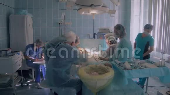 手术室医疗队完成手术视频的预览图