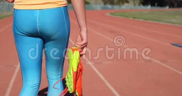 女运动员用运动鞋行走4k跑道视频的预览图