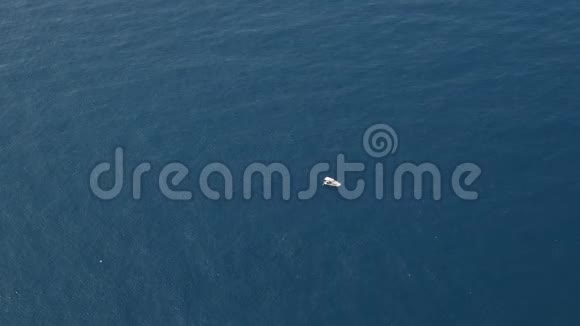 在蔚蓝的水上独自观赏游艇航行视频的预览图