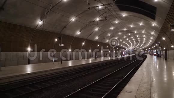 地下地铁隧道有明亮的照明行动有明亮照明的地下地铁简单的石头内部视频的预览图