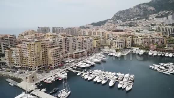 从海上俯瞰山地度假小镇行动度假小镇位于海岸和海港多层视频的预览图