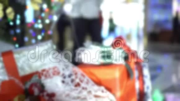 在圣诞树上放礼物买家走了购物中心视频的预览图