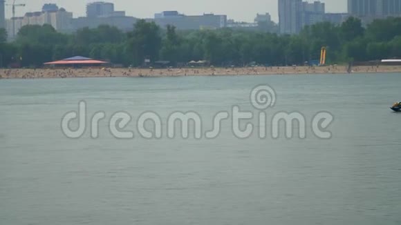 在海滩的背景下一辆水上摩托车沿着河行驶视频的预览图