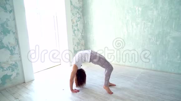 瑜伽和普拉提练习健身运动和健康的生活方式理念快乐的年轻女子练习瑜伽视频的预览图