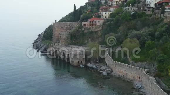 近海山顶古历史城堡或要塞遗址的海岸景观视频的预览图