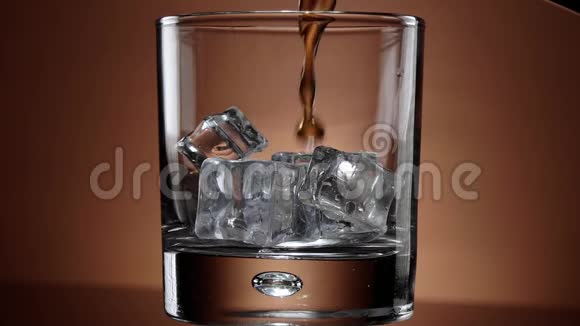 在杯子里喝威士忌加冰漂亮的慢镜头视频的预览图