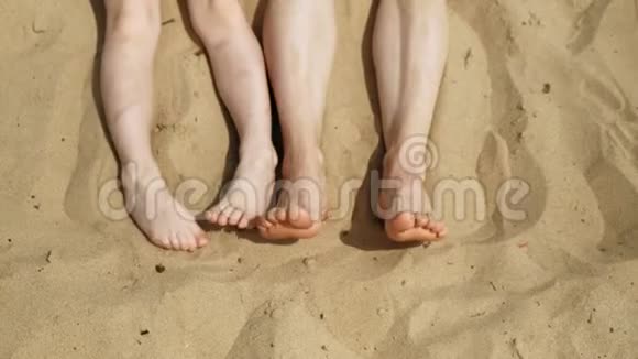 光着脚在沙子上靠近在海滩上夏日晴天视频的预览图