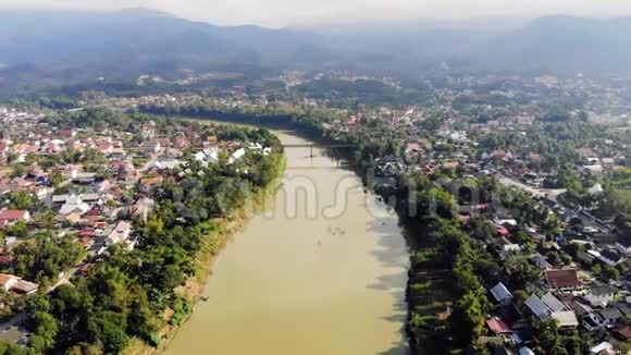 鸟瞰琅勃拉邦和老挝周围茂盛的山脉南卡恩河湄公河支流视频的预览图