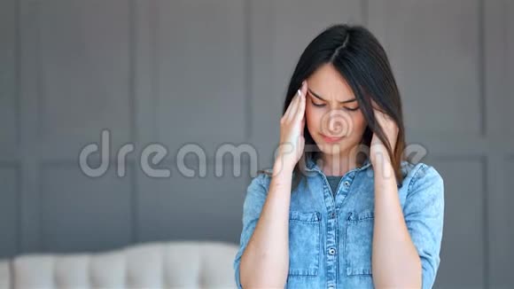 患有压力或头痛的女人在家痛苦地做鬼脸视频的预览图