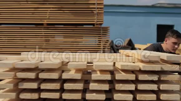 人折叠木板家具材料用的方形木板堆视频的预览图