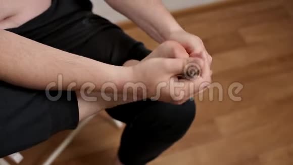 人用剪刀镊子剪长脚趾甲浴室视频的预览图
