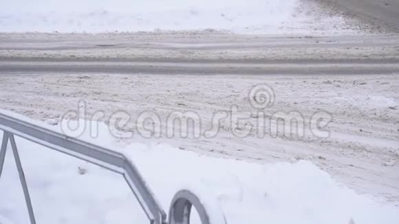 在城市的道路上放雪很多雪冬天城市慢动作拖拉机视频的预览图