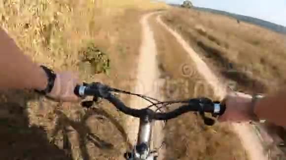 骑自行车在户外视频的预览图