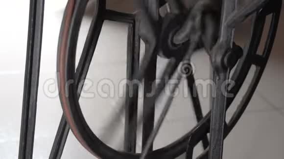 缝纫机车轮横向慢速运动MF视频的预览图