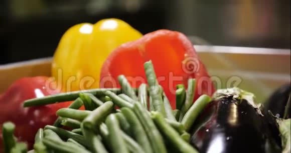 桌上有新鲜蔬菜青豆红椒和南瓜视频的预览图