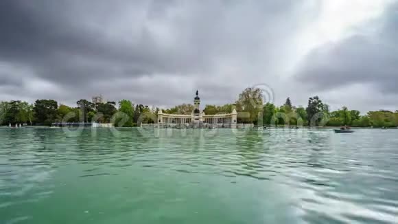 马德里风暴云下的雷蒂罗湖视频的预览图