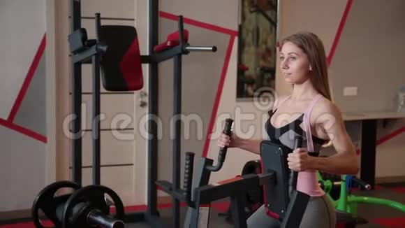 女人在健身房训练手臂和肩膀视频的预览图