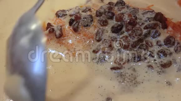 用葡萄干和磨碎的胡萝卜搅拌甜奶油视频的预览图