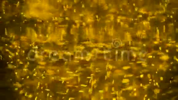 冰镇啤酒杯中有气泡滴着凝结水视频的预览图