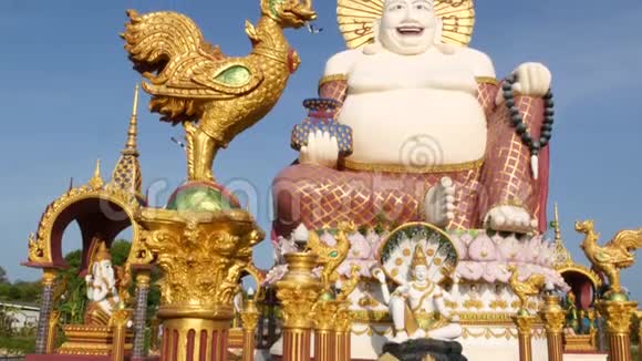 佛寺外的赫泰雕像佛寺院内的传统乐土雕塑视频的预览图
