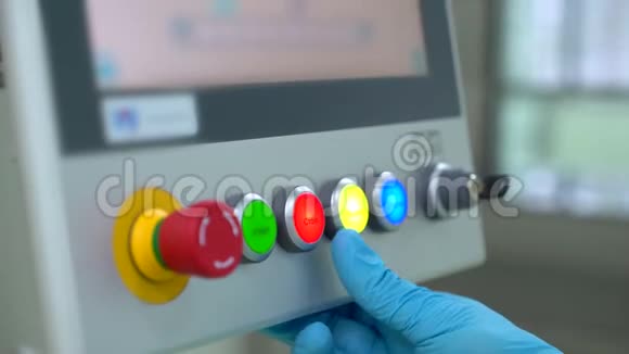 医学科学实验室技术人员手动按钮启动生产线机器视频的预览图
