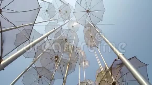 海岸上的现代艺术纪念碑希腊塞萨洛尼基海岸的木制建筑上的金属伞视频的预览图