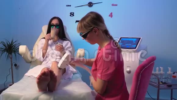 美容师给病人做了一个激光脱毛手术视频的预览图