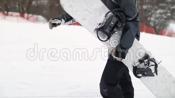步行者拿着滑雪板视频的预览图