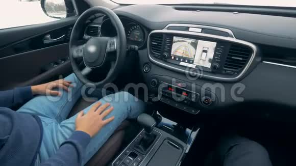 自动移动的汽车内部自动驾驶自动驾驶自动驾驶汽车视频的预览图
