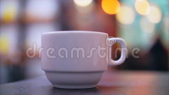 壶里的茶慢慢倒入瓷杯中视频的预览图
