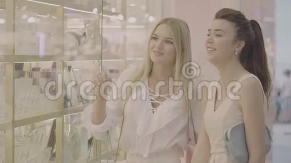 2两个正在购物的女人在商店里挑选东西视频的预览图