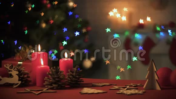 圣诞树附近桌子上的圣诞装饰用彩色灯光模糊效果发光视频的预览图