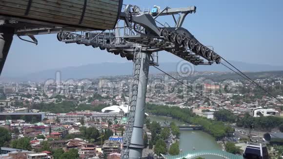 在最著名的纳里卡拉堡和和平桥上有缆车的索道格鲁吉亚第比利斯视频的预览图