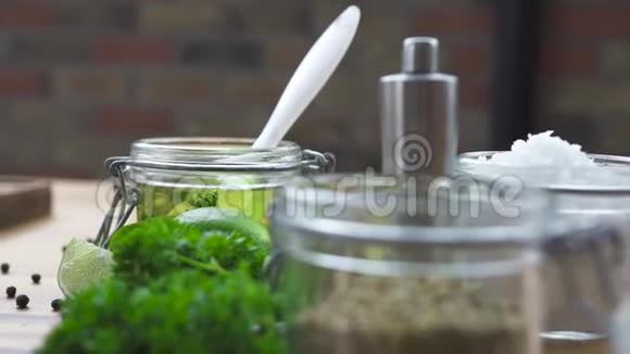 调味料木桌特写黑胡椒盐和橄榄油餐桌上烹饪用的香料视频的预览图
