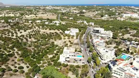 希腊克里特岛沿公路橄榄林村庄和蓝海飞行视频的预览图