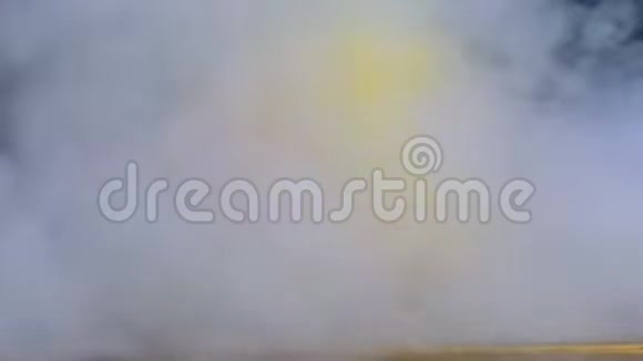 甜的黄钟椒或辣椒被烟雾或蒸汽从侧面吹出缓慢地向上视频的预览图