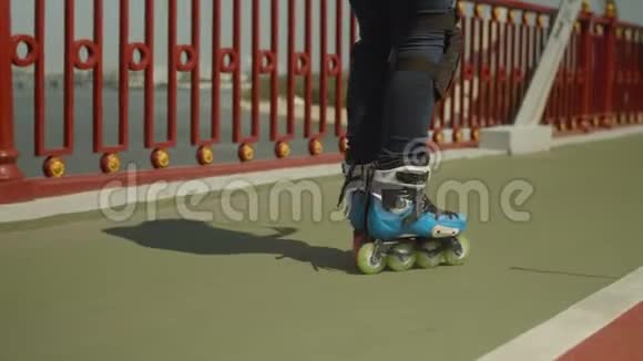 在城市里骑旱冰鞋的女性滑腿视频的预览图