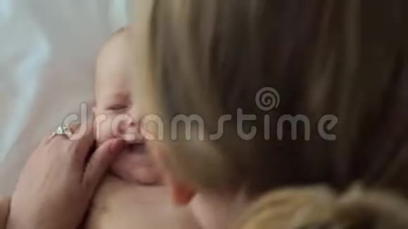 妈妈做按摩抚摸宝宝的脸视频的预览图