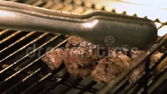 一个小贩在夜市用喷灯烹制牛肉肉的慢动作视频的预览图